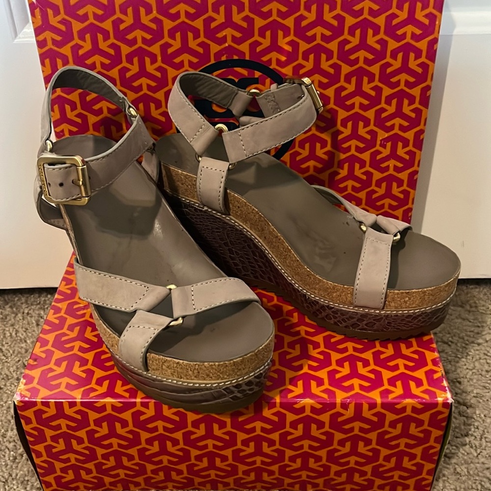 Tory Burch shoes size 8 Beige color